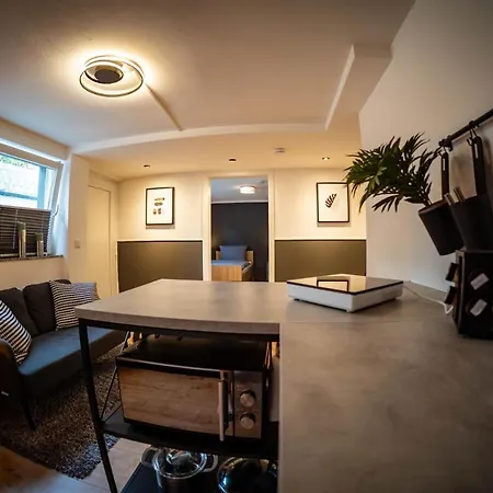Gemuetliche 2-zimmer Souterrain アパート デュッセルドルフ