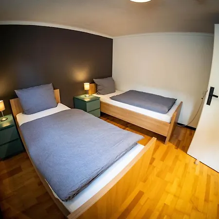 Gemuetliche 2-zimmer Souterrain アパート デュッセルドルフ