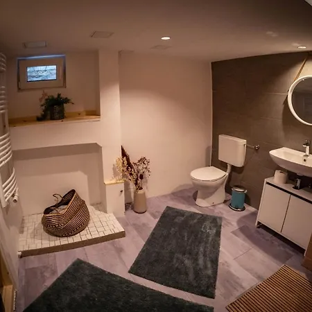 Gemuetliche 2-zimmer Souterrain * デュッセルドルフ